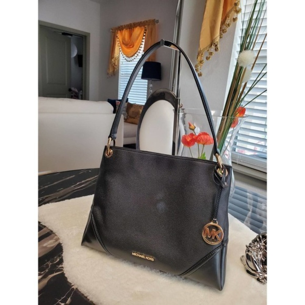 New Michael Kors Purse Nicole Medium shoulder Black
